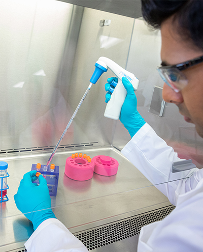 CorningLifeStyle_Hood_Pipetting_400x495.jpg CorningLifeStyle_Hood_Pipetting_400x495.jpg