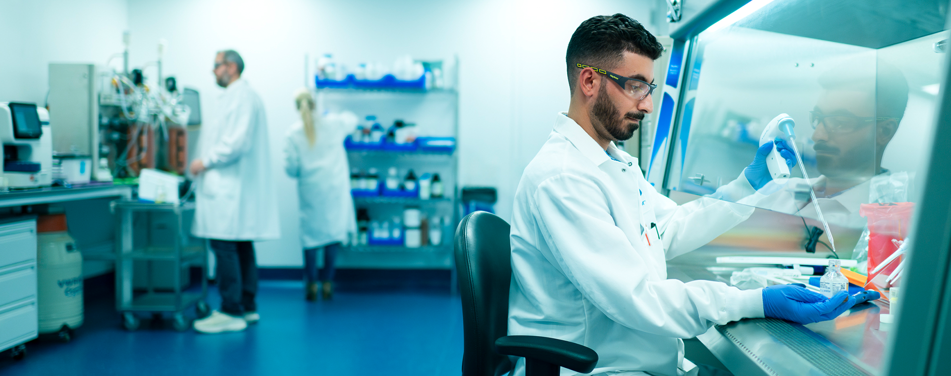 Process development scientist in cell and gene therapy lab. Process development scientist in cell and gene therapy lab.