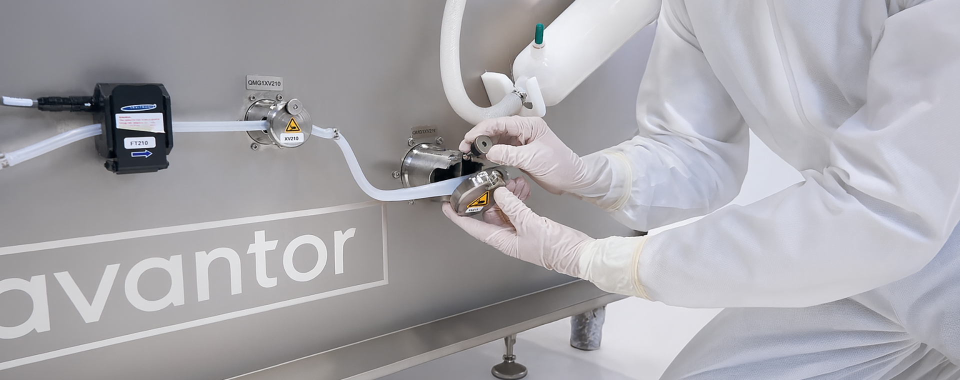 Close up of a scientist organizing tubing on an Avantor single-use system Close up of a scientist organizing tubing on an Avantor single-use system